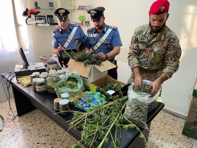 Droga nascosta nei cassoni delle tapparelle, 3 arresti per 3 Kg di marijuana trovata