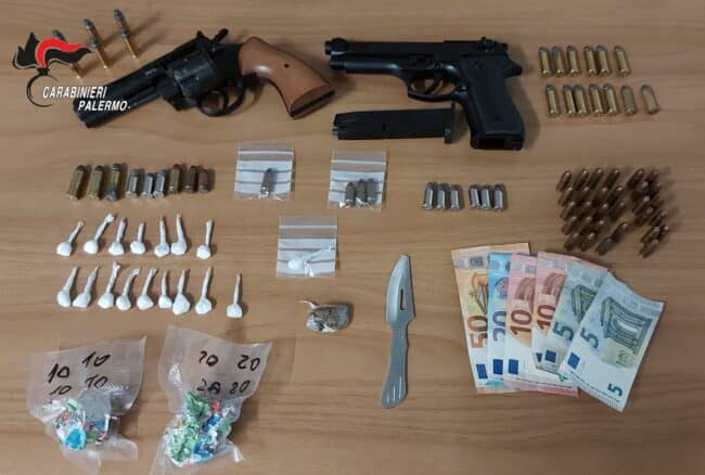 Fermato in auto con armi e droga: arrestato un 29enne