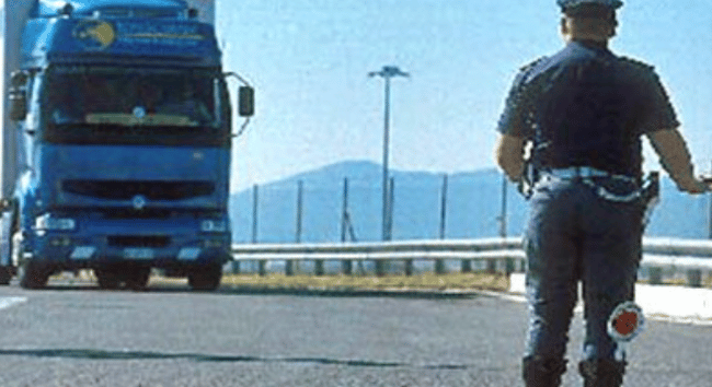 Alimenti trasportati in giro per la Sicilia senza frigo: denunciato autista, maxi sequestro di prodotti