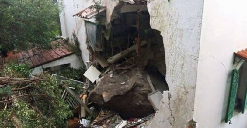 Masso si stacca da un promontorio e sfonda una casa: “Non si può vivere con questo incubo”