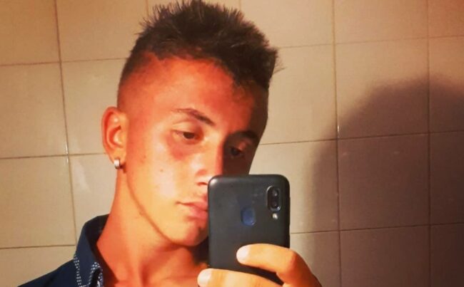 Si schianta con la moto e muore, la vittima è un 17enne: investita una donna, è grave