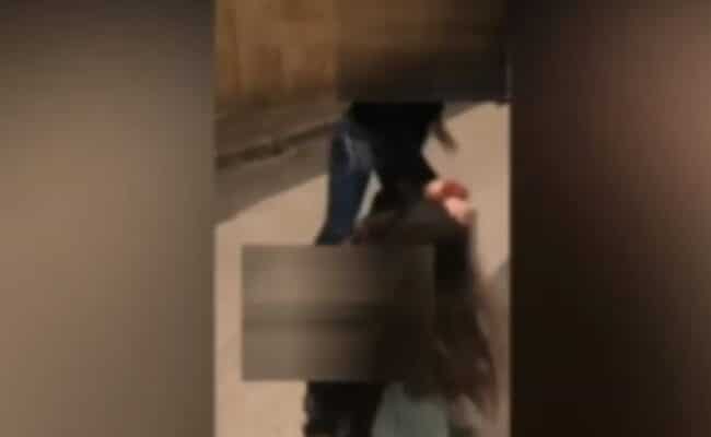 “Appena mi tocchi, tu mori”, tredicenni picchiano coetanee per gelosia: denunciate