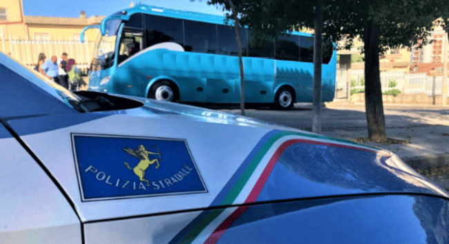 Pullman a rischio per i bambini in gita scolastica: Polstrada interviene e lo fa sostituire