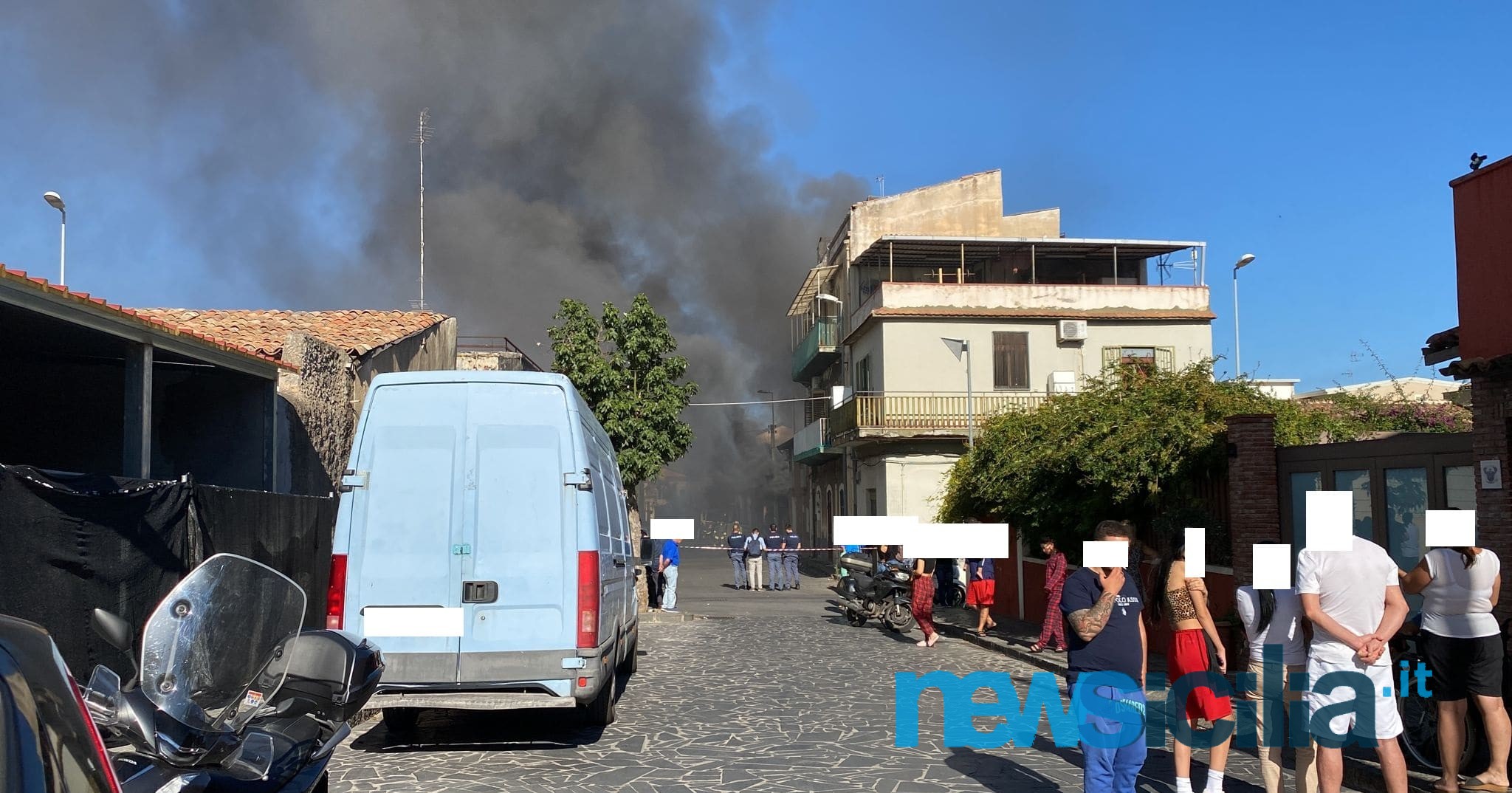 Catania, scoppia maxi incendio in un deposito: città “avvolta” da una fitta nube nera, aria irrespirabile – VIDEO