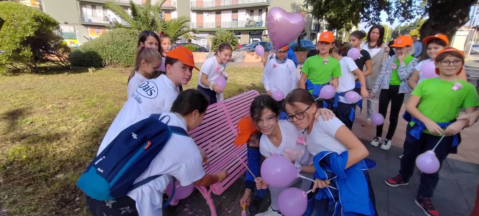 Lotta contro il cancro al seno, inaugurata panchina rosa a Mascalucia: presenti alcuni alunni dell’Istituto Comprensivo “Fava”