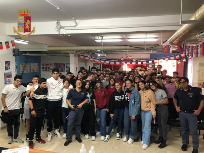 A scuola di sicurezza con la Polfer, il treno della legalità fa tappa al liceo Basile di Palermo
