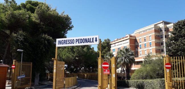 Giovane motociclista finisce in un burrone durante gita fuori porta: trasportato in codice rosso all’ospedale