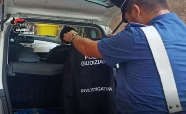 Nascondeva in macchina pistola, passamontagna e false pettorine: arrestato
