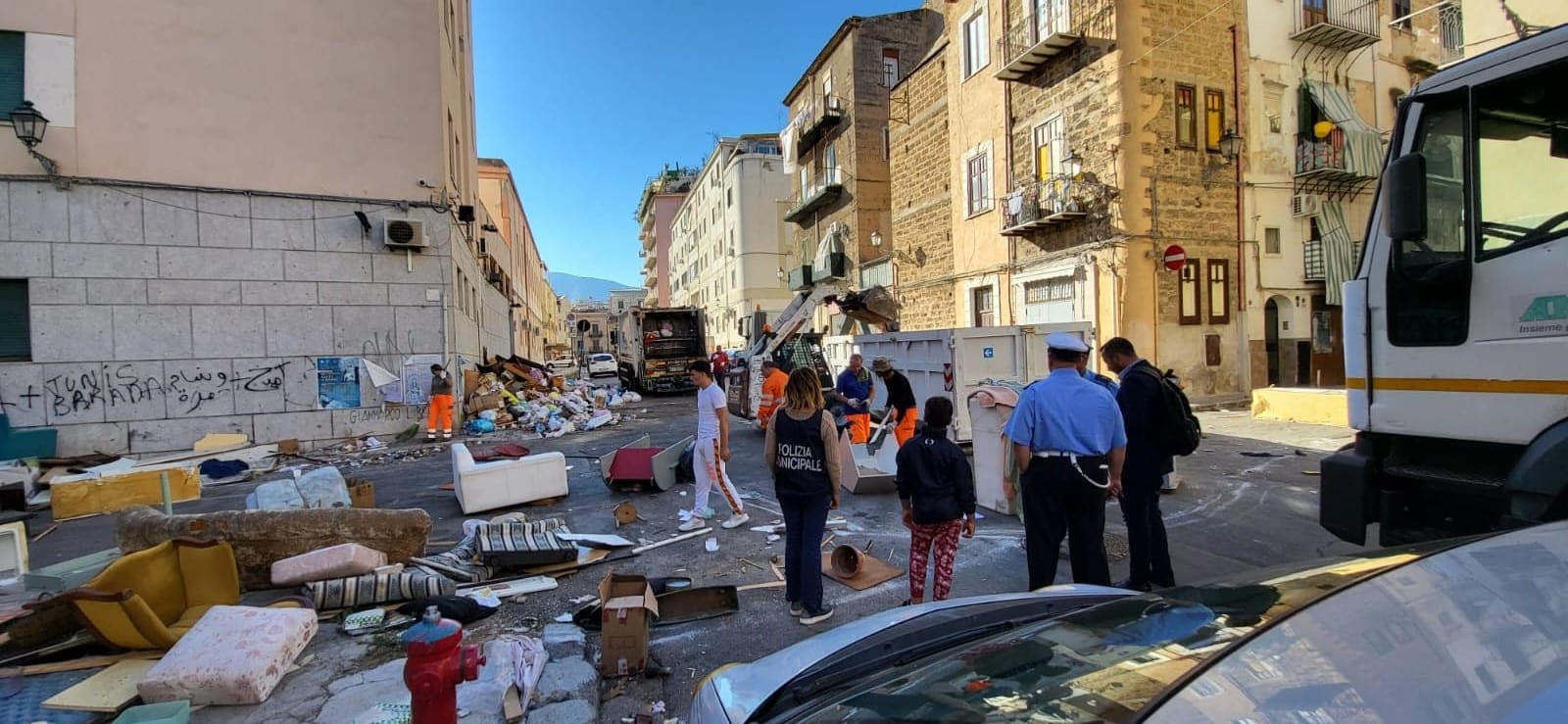 Bloccano una strada con rifiuti ingombranti: la protesta dei residenti per la questione spazzatura