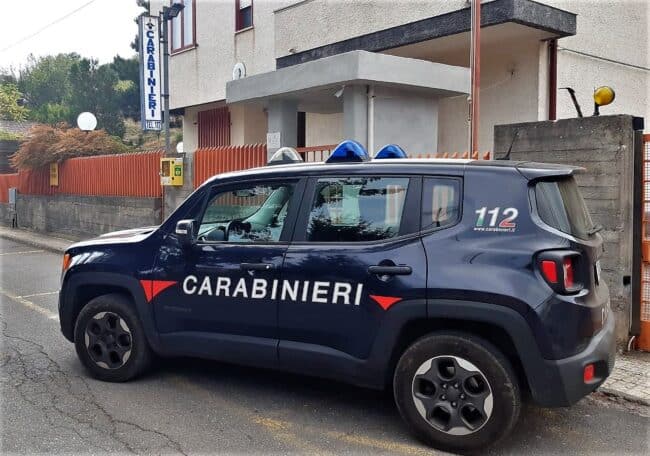 Timbrano il cartellino e vanno a fare shopping al centro commerciale: 6 dipendenti comunali nei guai