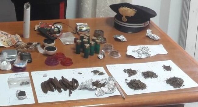 Giovane incensurato nascondeva hashish e marijuana negli slip e nel comodino: arrestato