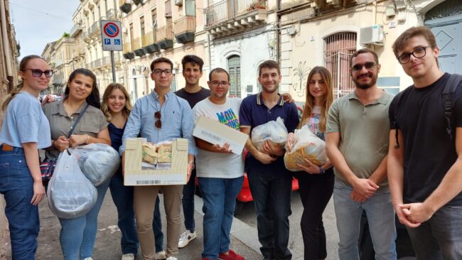 Catania, dopo il Beach Volley Leo si passa ai “fatti”: consegnata la spesa solidale alle Suore della Carità