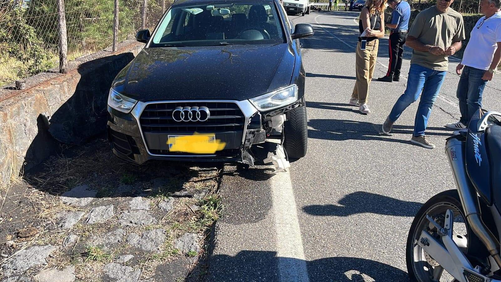 Incidente stradale nel Catanese, un ferito e detriti sull’asfalto – LE FOTO