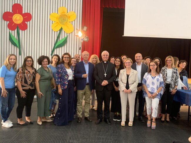 All’IC “A. Malerba” grande festa per l’incontro con l’Arcivescovo Luigi Renna in visita pastorale – IL VIDEO