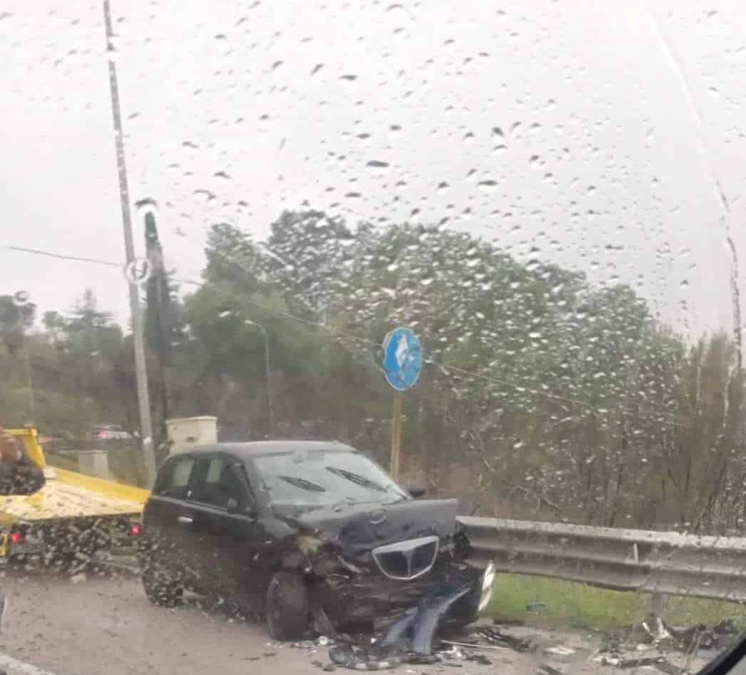 Incidente stradale sulla Pergusina, auto si schianta contro il guard-rail: traffico in tilt