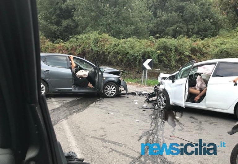 Violento scontro frontale tra due auto ad Acireale: 3 feriti, traffico in tilt – FOTO