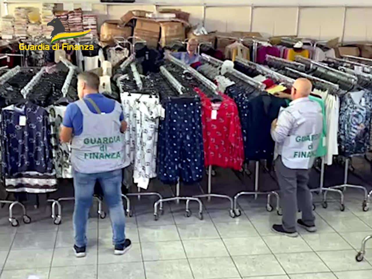 Abbigliamento contraffatto in un capannone di Misterbianco: sequestrati 18mila articoli