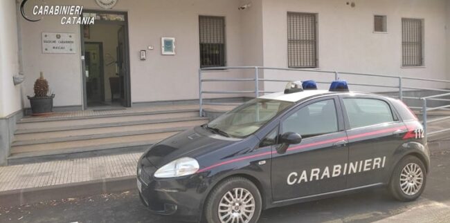 Controlli e insulti all’ex compagna e ai figli della donna, ai domiciliari 68enne del Catanese