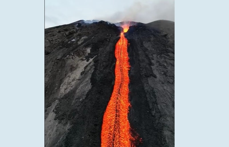 Eruzione Stromboli, ancora colata lavica dal cratere fino al mare: si va verso il divieto delle escursioni