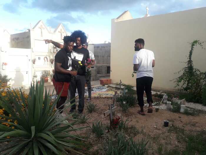 Migranti superstiti si recano al cimitero di Lampedusa: l’omaggio alle vittime del naufragio del 2013