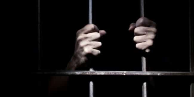Rapina un negozio e ferisce il proprietario, minacce e botte anche a una donna