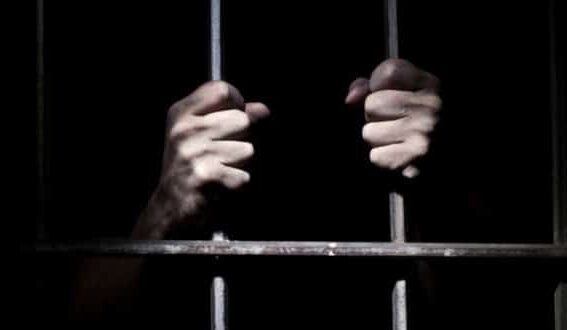 Manomette più volte il braccialetto elettronico, 24enne di Ispica trasferito in carcere