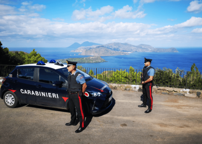Strutture ricettive irregolari a Vulcano, non comunicavano i dati degli alloggiati: 2 denunce