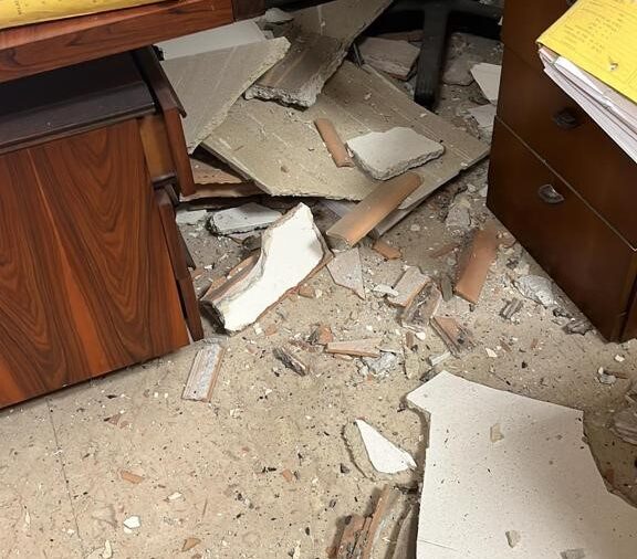 Crolla il tetto di un ufficio al Tribunale di Catania: fortunatamente nessun ferito – FOTO