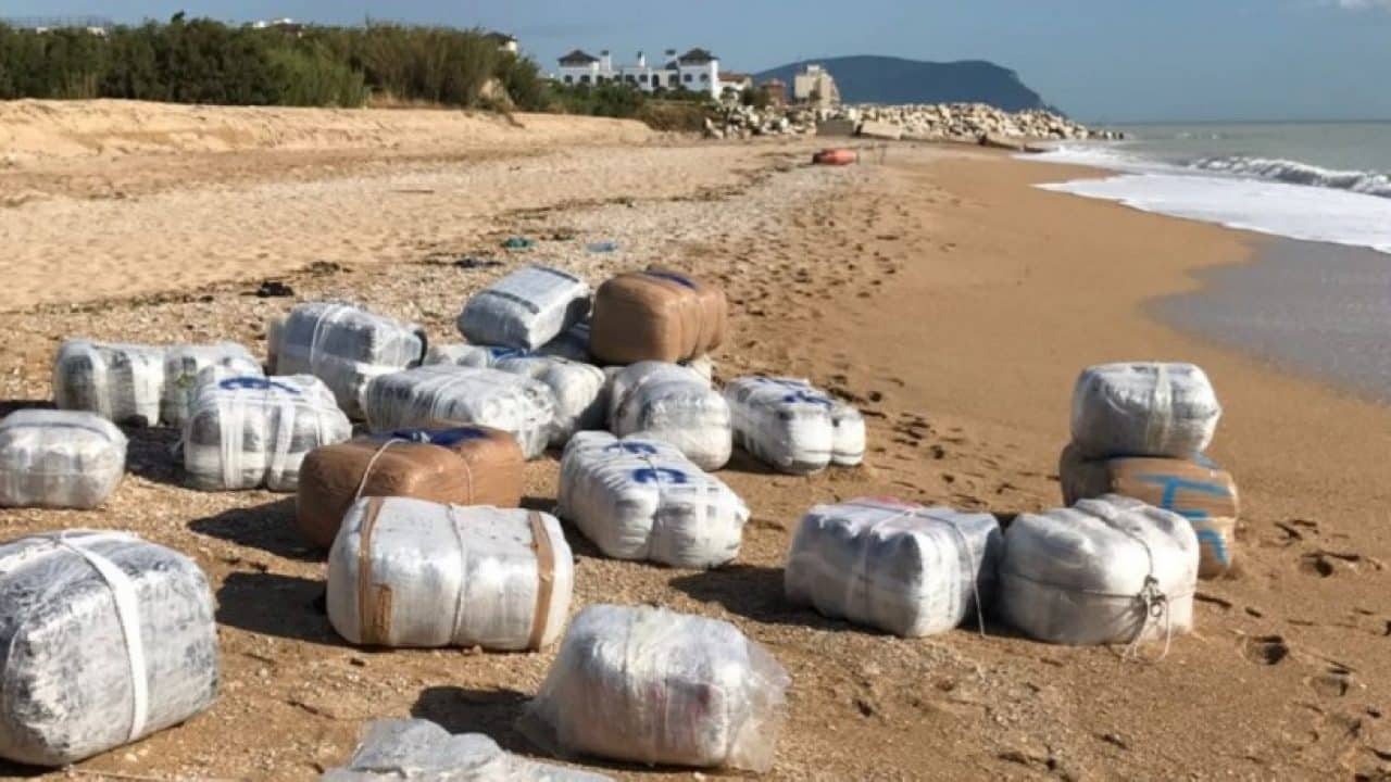 Agrigento, 17 arresti in corso per spaccio: fiumi di droga via mare