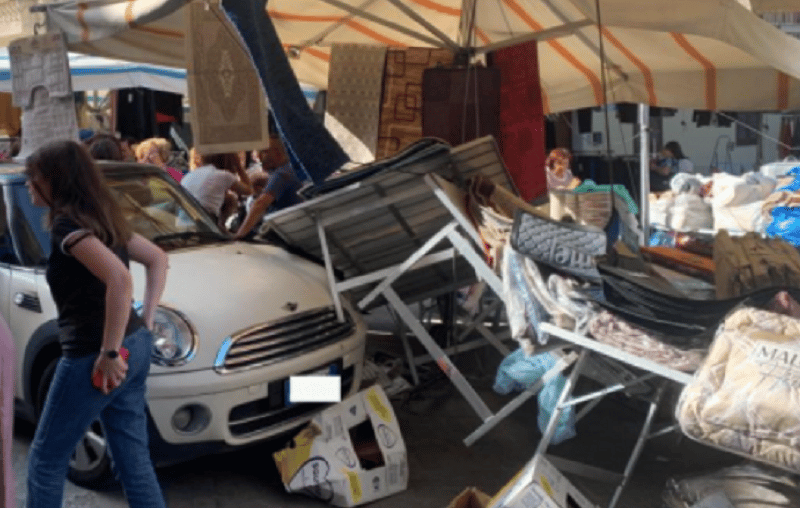 Panico ad Acquedolci, auto si fionda sulle bancarelle del mercato: ferita una donna