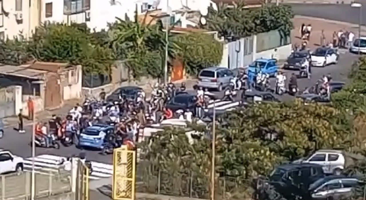 Catania, funerali Meluccio Rapicavoli: agenti circondati da centinaia di persone, c’è un altro indagato