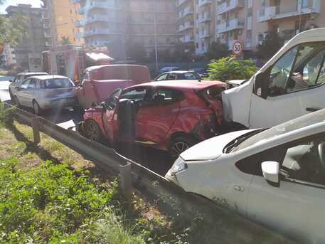 Rocambolesco incidente in viale Regione Siciliana, coinvolte ben 6 auto: 5 feriti, traffico paralizzato