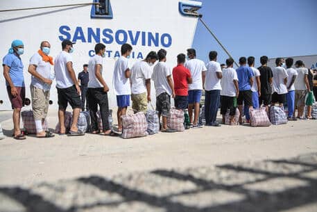 Lampedusa, hotspot al collasso: presenti oltre mille migranti, via ai trasferimenti