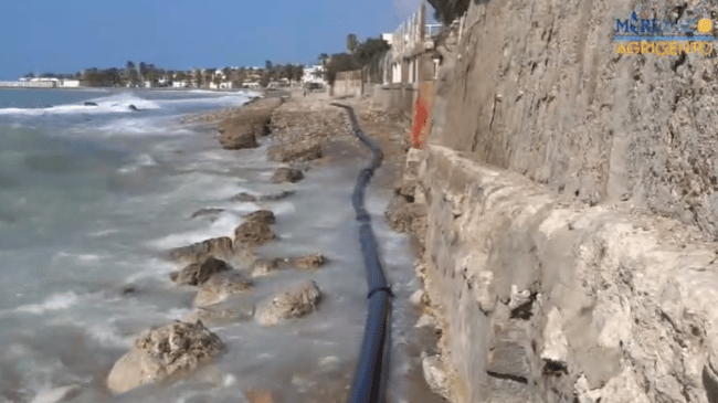 Mareggiata distrugge la fogna ad Agrigento, l’appello di Mareamico: “Liquami in mare, ricostruire barriera di massi”
