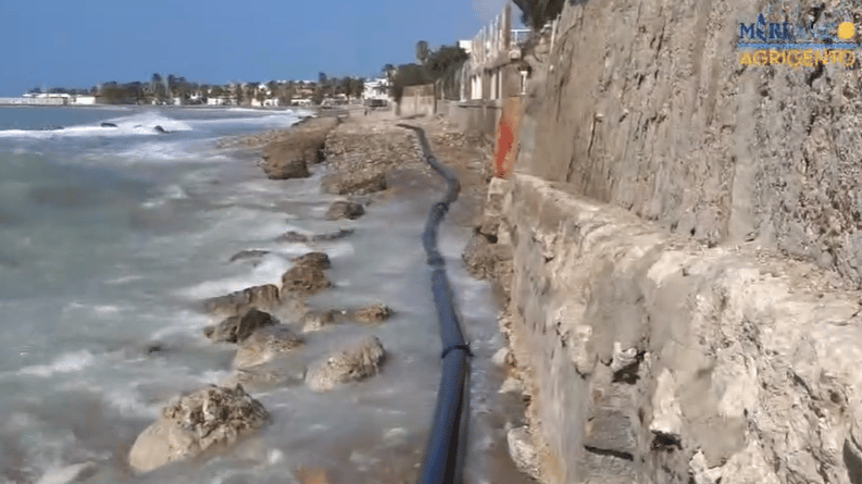 Mareggiata distrugge la fogna ad Agrigento, l’appello di Mareamico: “Liquami in mare, ricostruire barriera di massi”