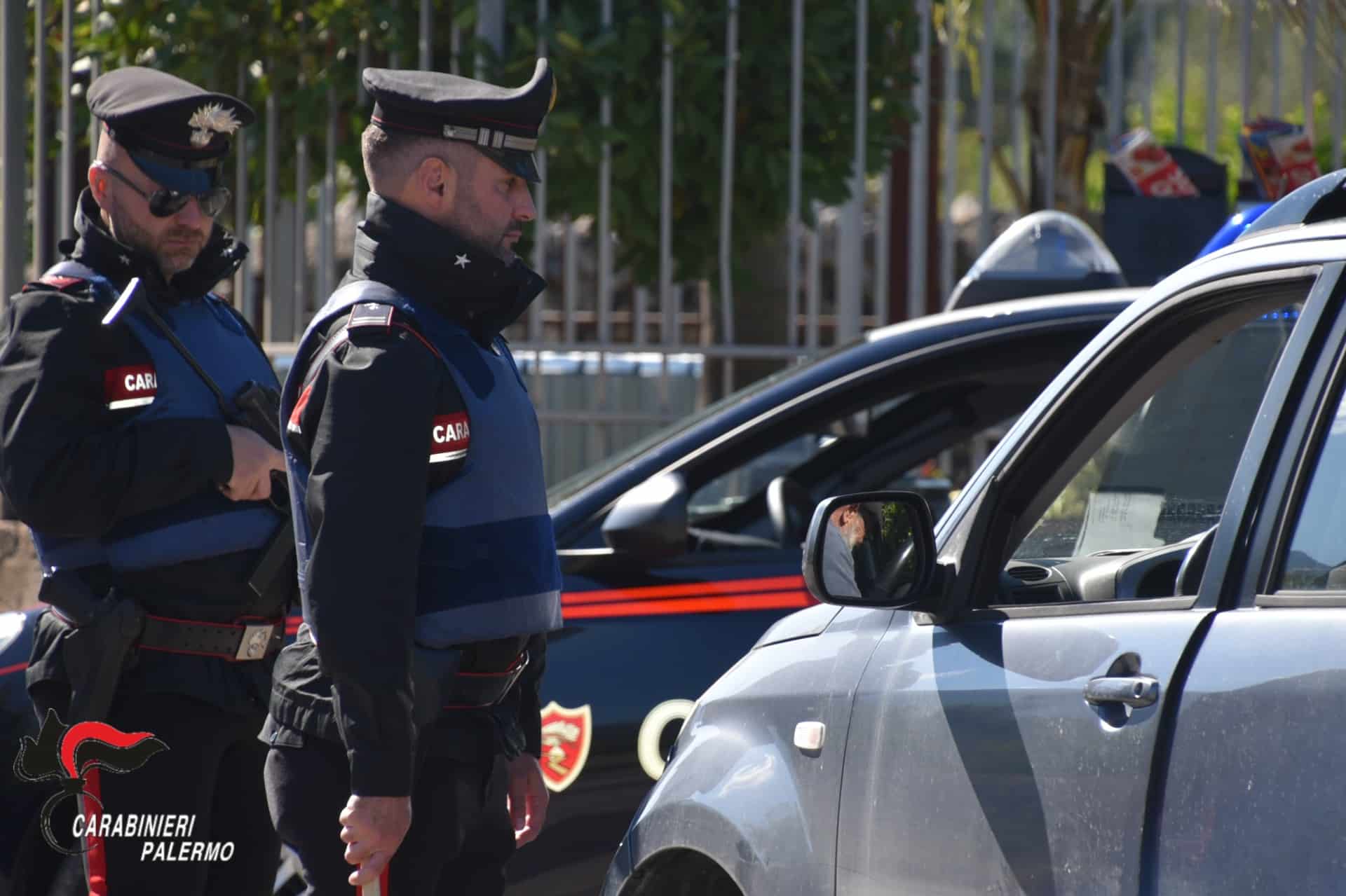 Evade dai domiciliari per rapinare un supermercato: arrestato un 22enne