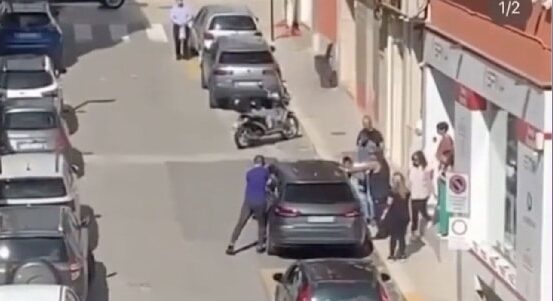 Paura nel Ragusano, bimba chiusa in auto: passante sfonda il finestrino
