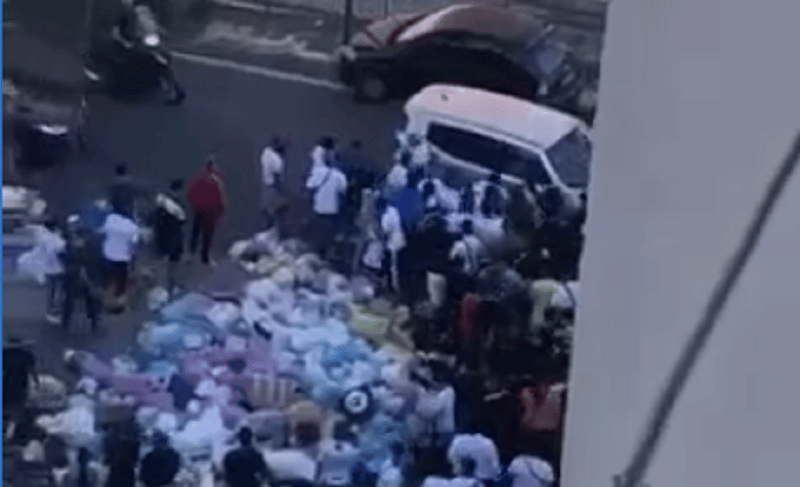 Catania, Volante “aggredita” da ragazzi in scooter e gente a piedi durante funerale – VIDEO
