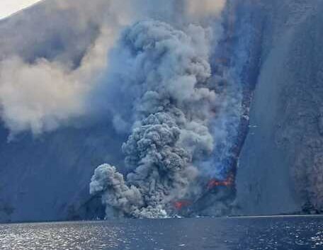 Stromboli in “fermento”, crollo parziale della terrazza craterica – AGGIORNAMENTO