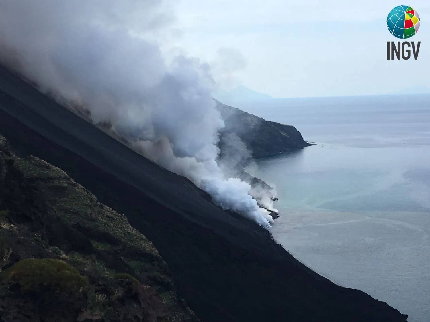 Eruzione Stromboli, crolli frequenti e materiale in mare: nuovi aggiornamenti dall’Ingv