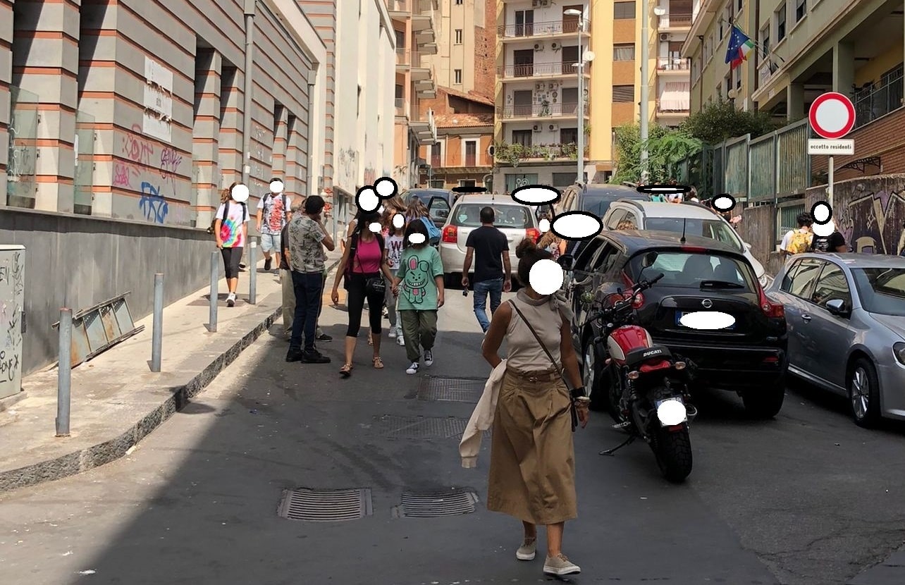 Traffico in tilt in via Carbone davanti la Cavour, Ferrara: “Infinite segnalazioni, urge tavolo tecnico”