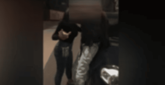 Picchia e minaccia una coetanea, il filmato fa il giro sulle chat – VIDEO