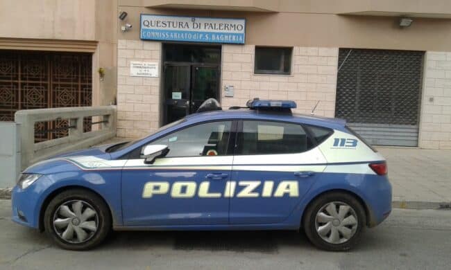 Si intrufola in casa dal balcone e aggredisce con calci e pugni la compagna davanti ai figli: in carcere