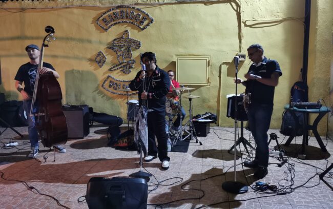Sold out e applausi senza sosta per il concerto rock di Renny Zapato e la sua band