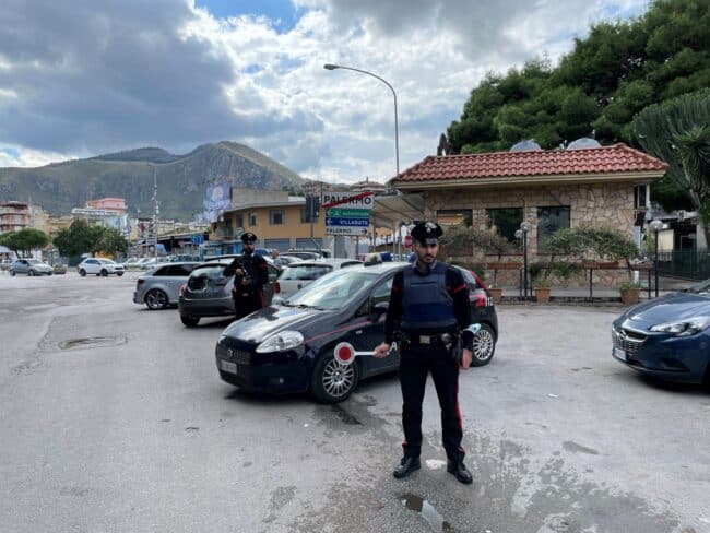 Spaccia cocaina e hashish, arrestato 17enne e droga sequestrata
