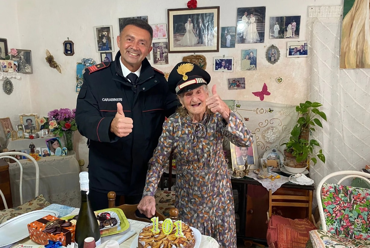 Sola per il suo compleanno, carabinieri preparano torta in Caserma e festeggiano i 101 anni di zia Rosina