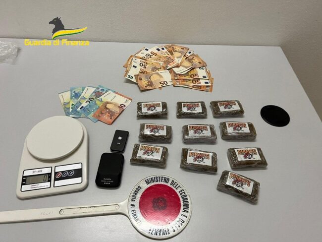 Lista con i nomi dei clienti e 1 kg di hashish nascosto nello scooter: arrestato minorenne