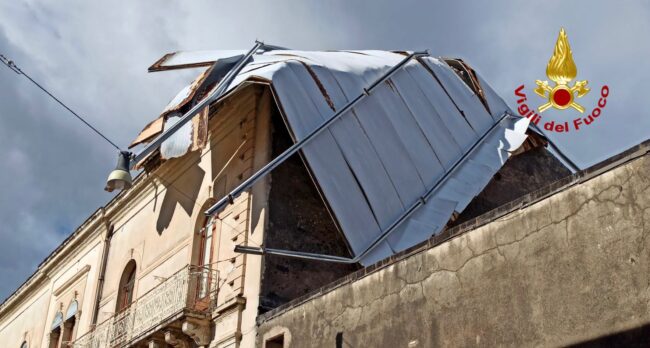 Tettoia pericolante per via del forte vento: intervento dei vigili del fuoco nel Catanese