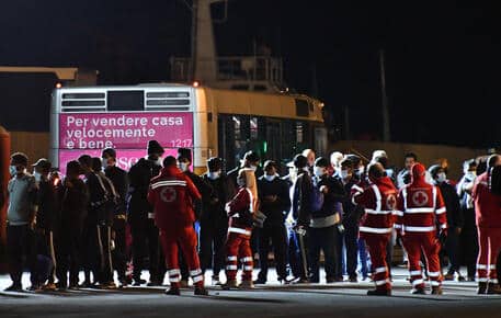 Catania, prima notte senza migranti a bordo delle navi Ong