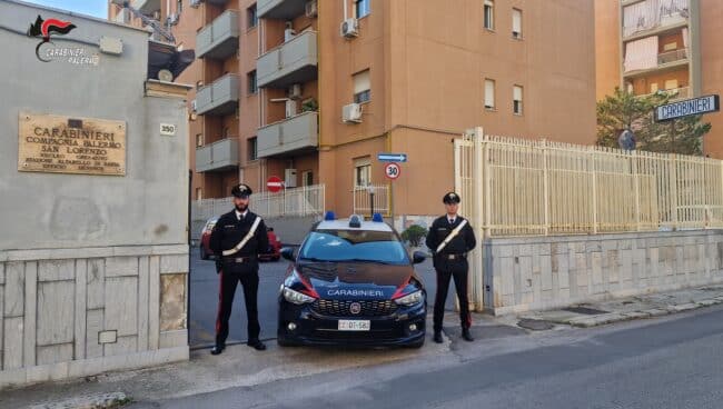 Calci e pugni per rubargli il cellulare, 33enne in ospedale e due giovani arrestati